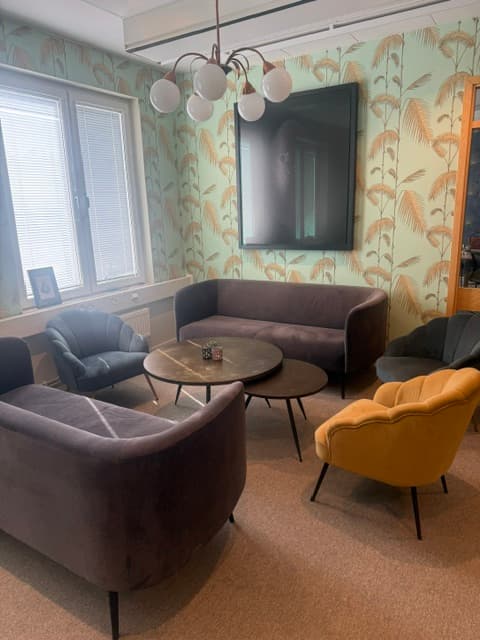 Stylad lounge med sammet-soffor och gul fåtölj