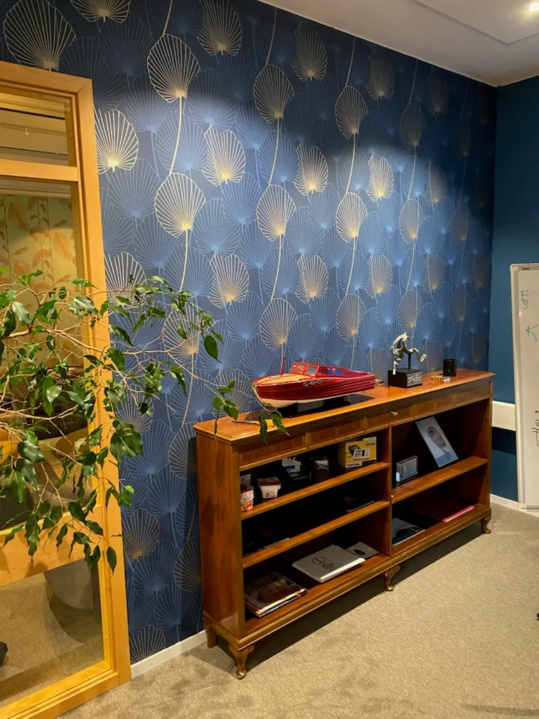 ReStyling, stylat rum med bokhylla och tapet