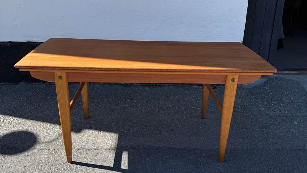 Soffbord i teak höj och sänkbar – begagnad bord & stolar hos ReFurn Lidingö