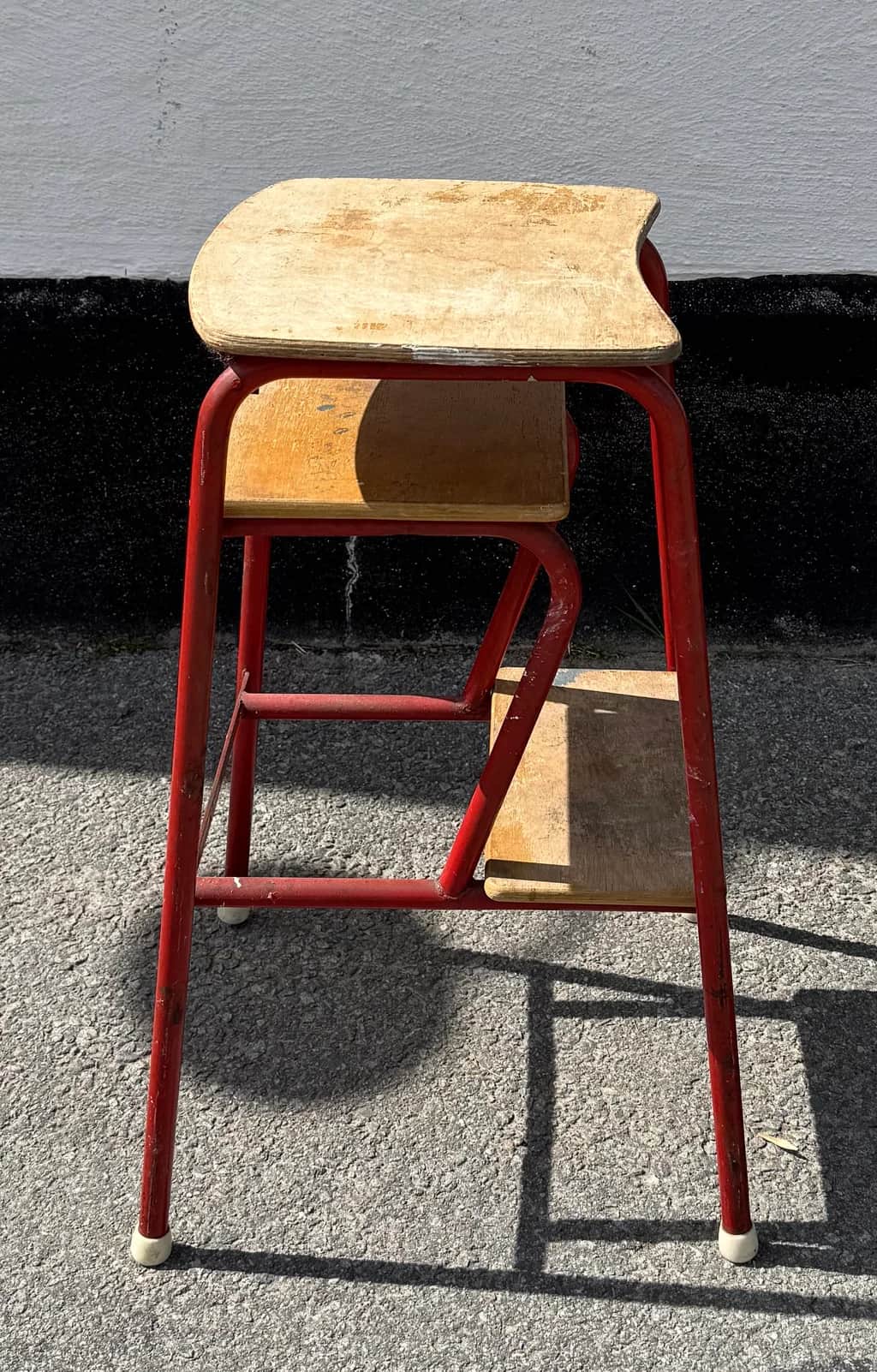 Härlig röd stegpall – begagnad bord & stolar hos ReFurn Lidingö