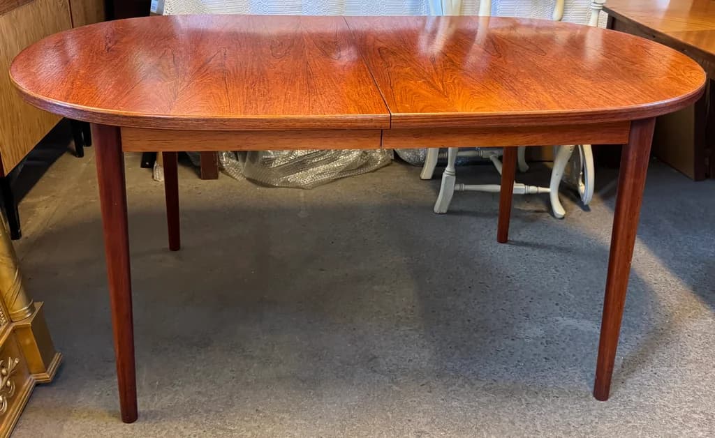Vackert ovalt matbord, Troeds Bjärnum