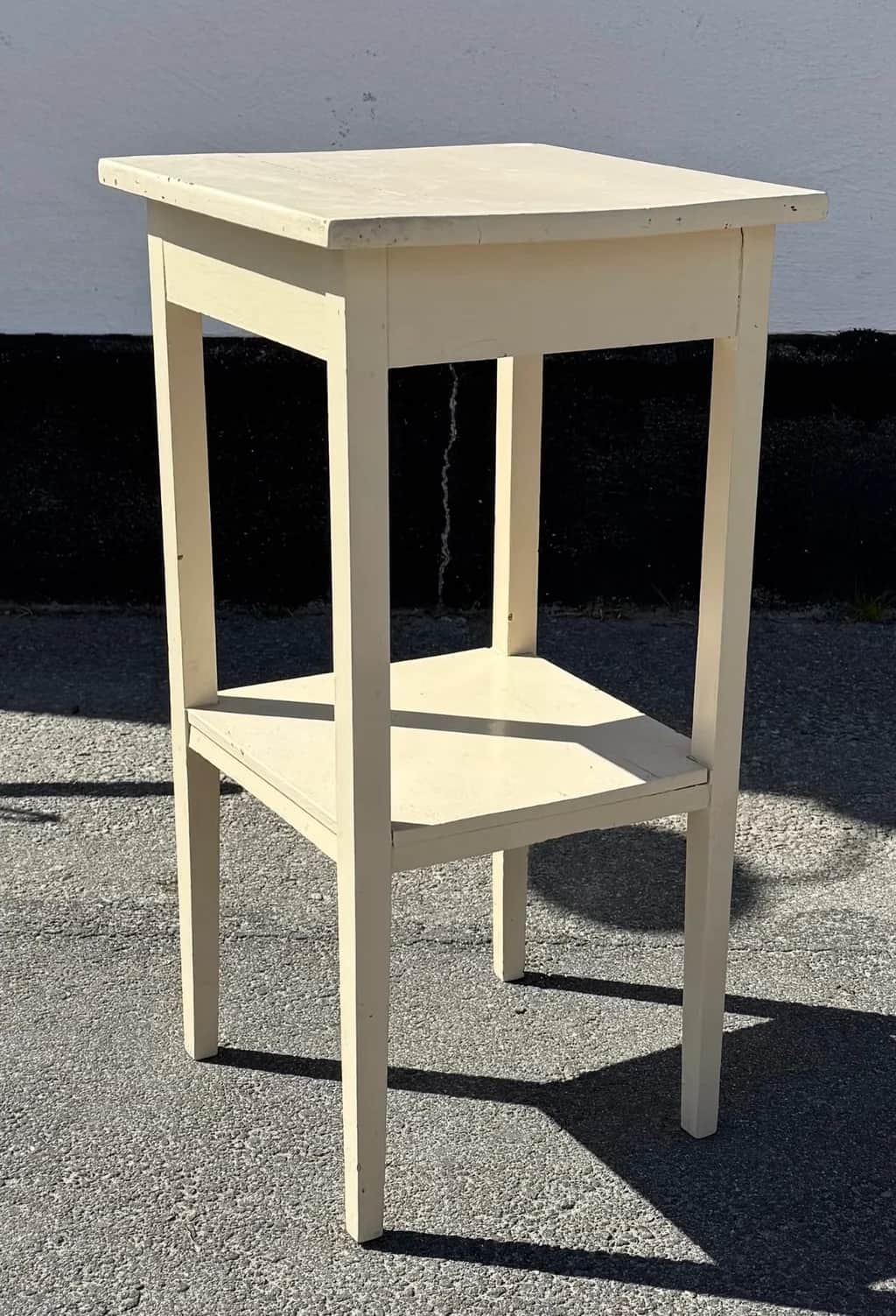 Bord med hylla – begagnad bord & stolar hos ReFurn Lidingö
