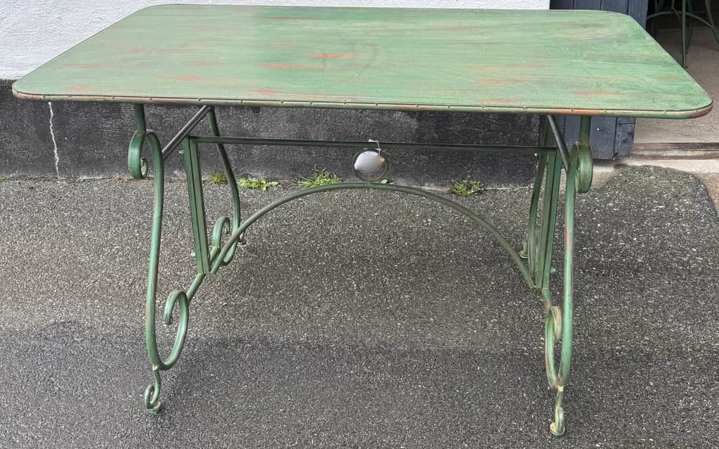 Underbart trädgårdsbord i patinerad metall, Danmark – begagnad bord & stolar hos ReFurn Lidingö