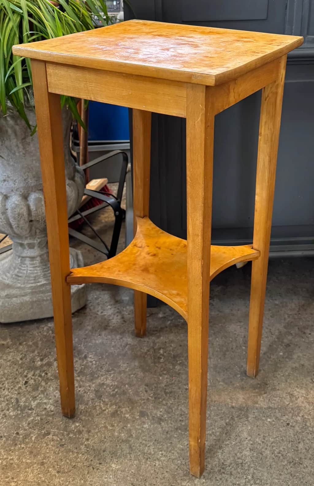 Trevligt bord med hylla – begagnad bord & stolar hos ReFurn Lidingö
