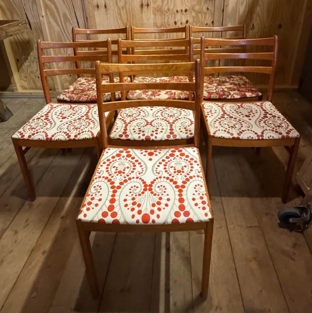 7 vackra stolar i teak – begagnad bord & stolar hos ReFurn Lidingö