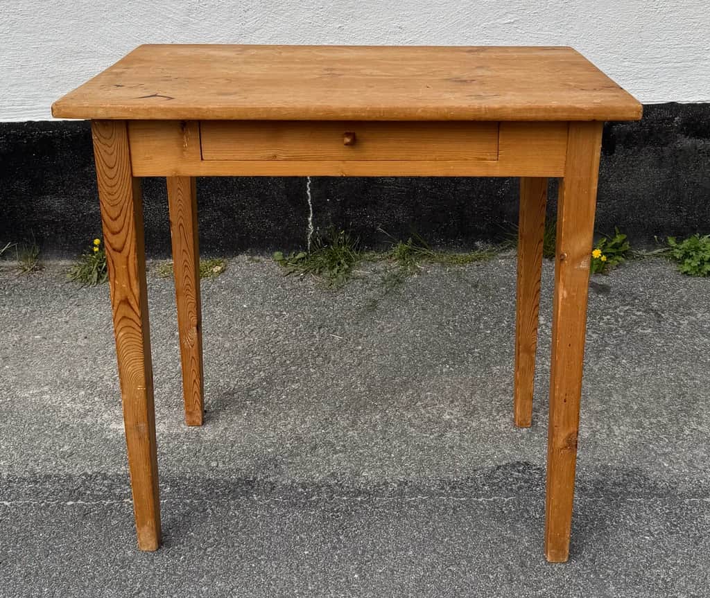 Härligt mindre trärent bord med låda – begagnad bord & stolar hos ReFurn Lidingö