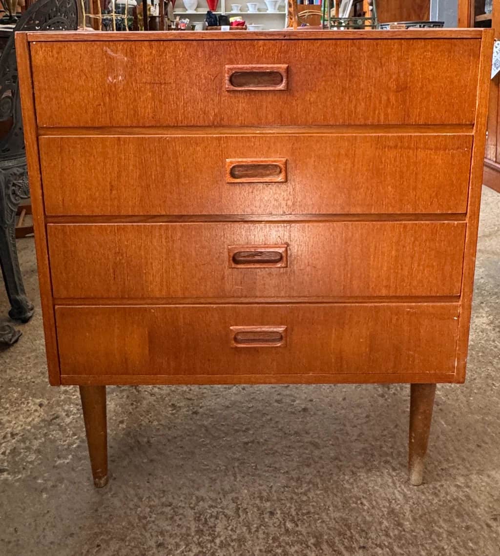 Fin byrå i teak med 4 lådor – begagnad hyllor & förvaring hos ReFurn Lidingö