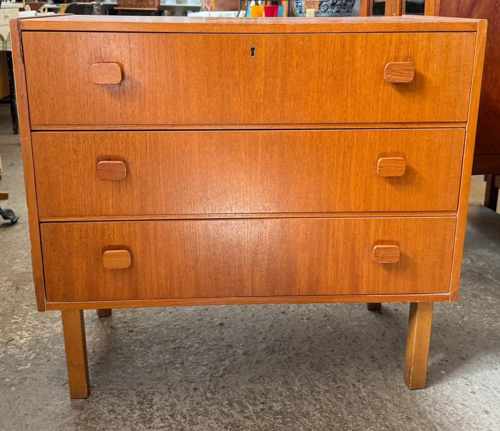 Fin byrå i teak med 3 lådor – begagnad hyllor & förvaring hos ReFurn Lidingö