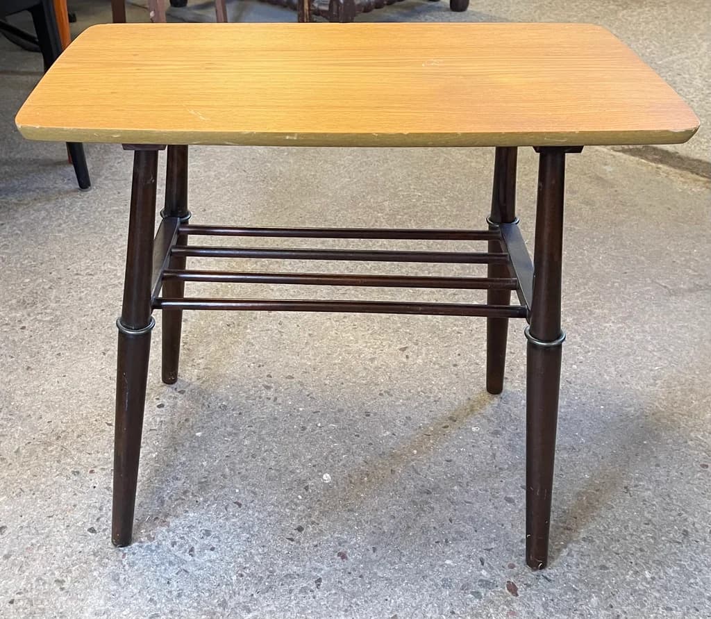 Sidobord / lampbord i teak
