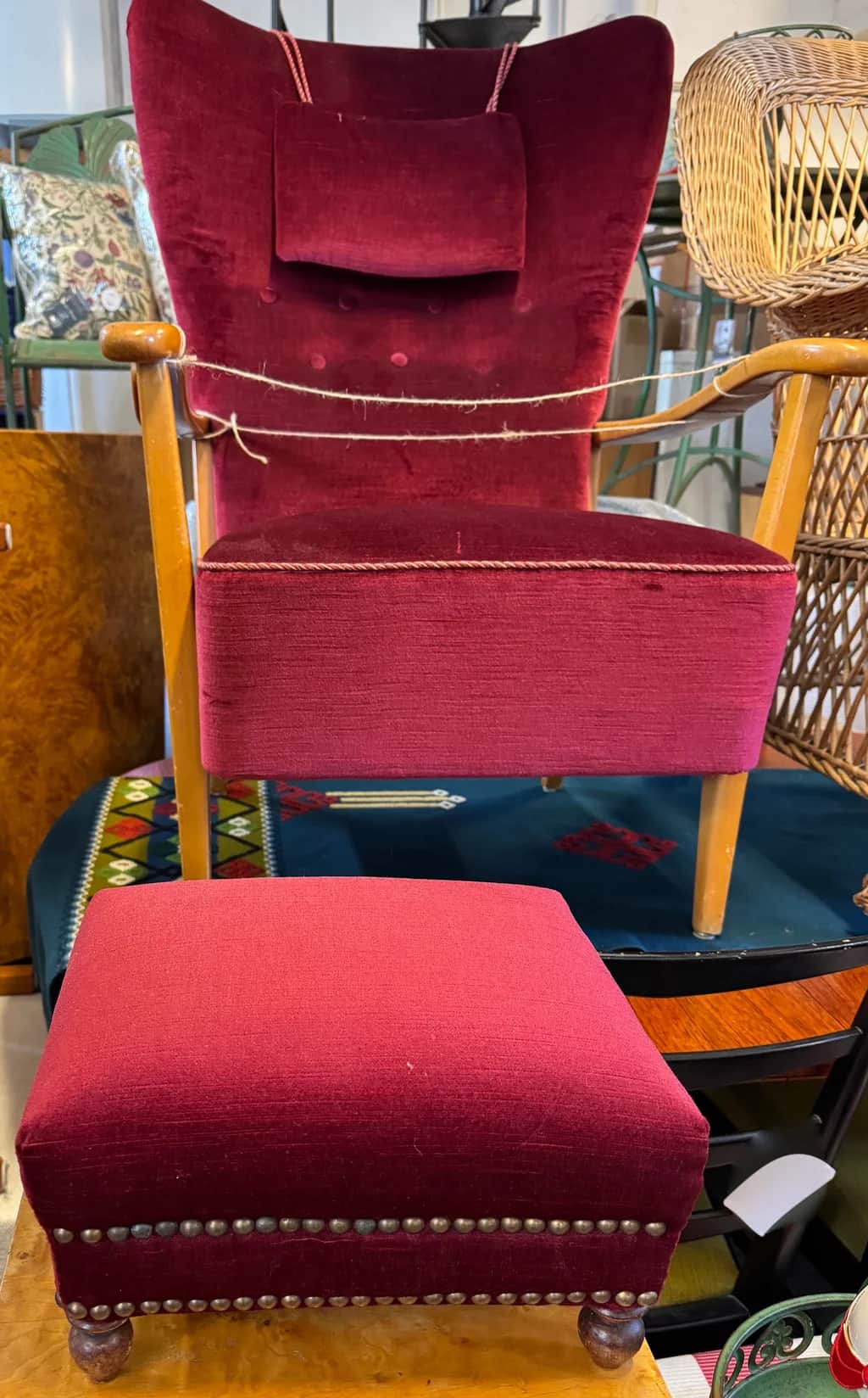 Härlig öronlappsfåtölj med pall, 1930-tal – begagnad soffa/fåtölj/soffmöbler hos ReFurn Lidingö