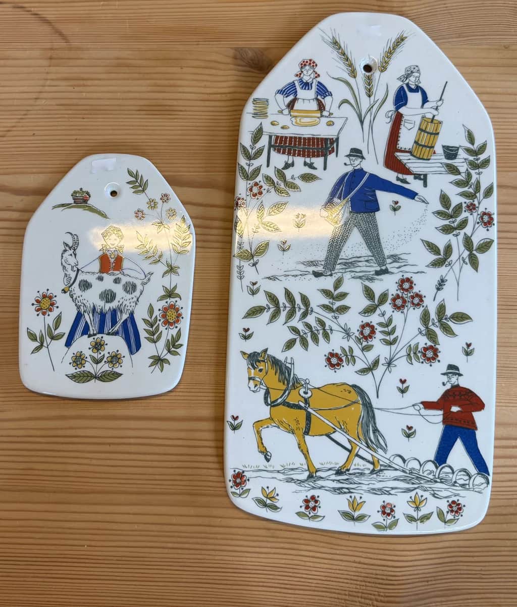 Två skärbrädan i porslin , Norge – begagnad keramik & porslin hos ReFurn Lidingö