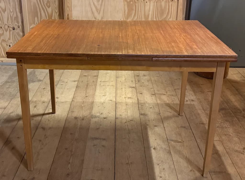 Matbord teak med utdragbara skivor