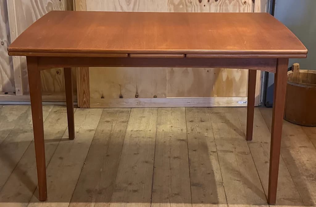 Matbord i teak med utdragbara skivor