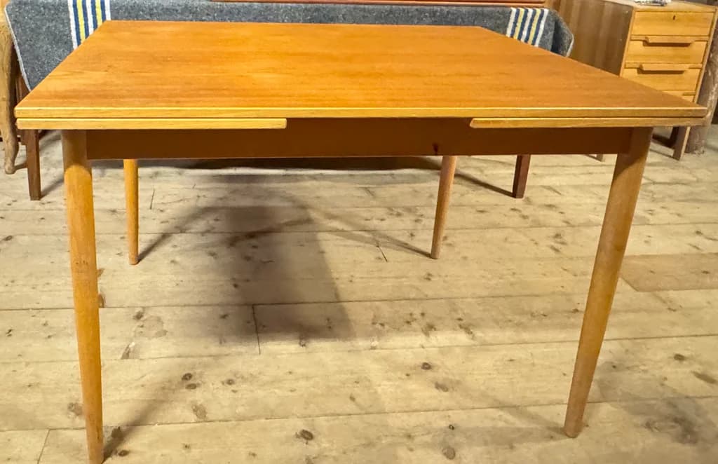 Matbord i teak med utdragbara skivor, Edsbyverken
