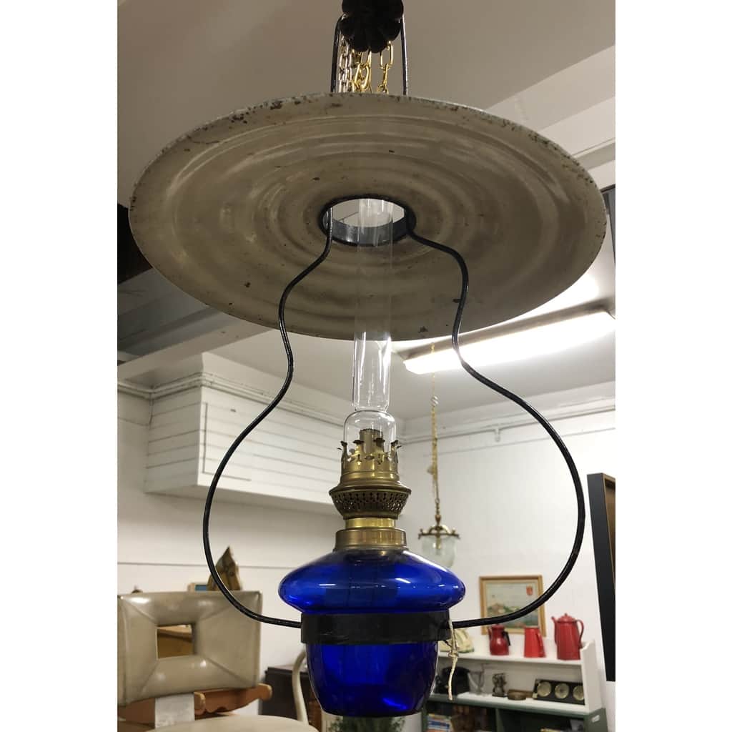 Läcker fotogen taklampa med blått glas – begagnad belysning hos ReFurn Lidingö