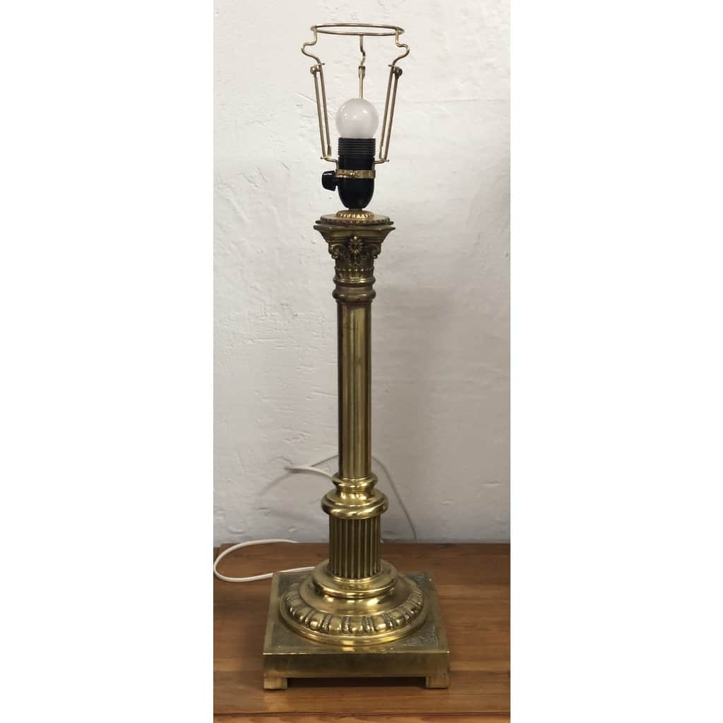 Vacker bordslampa i mässing – begagnad belysning hos ReFurn Lidingö