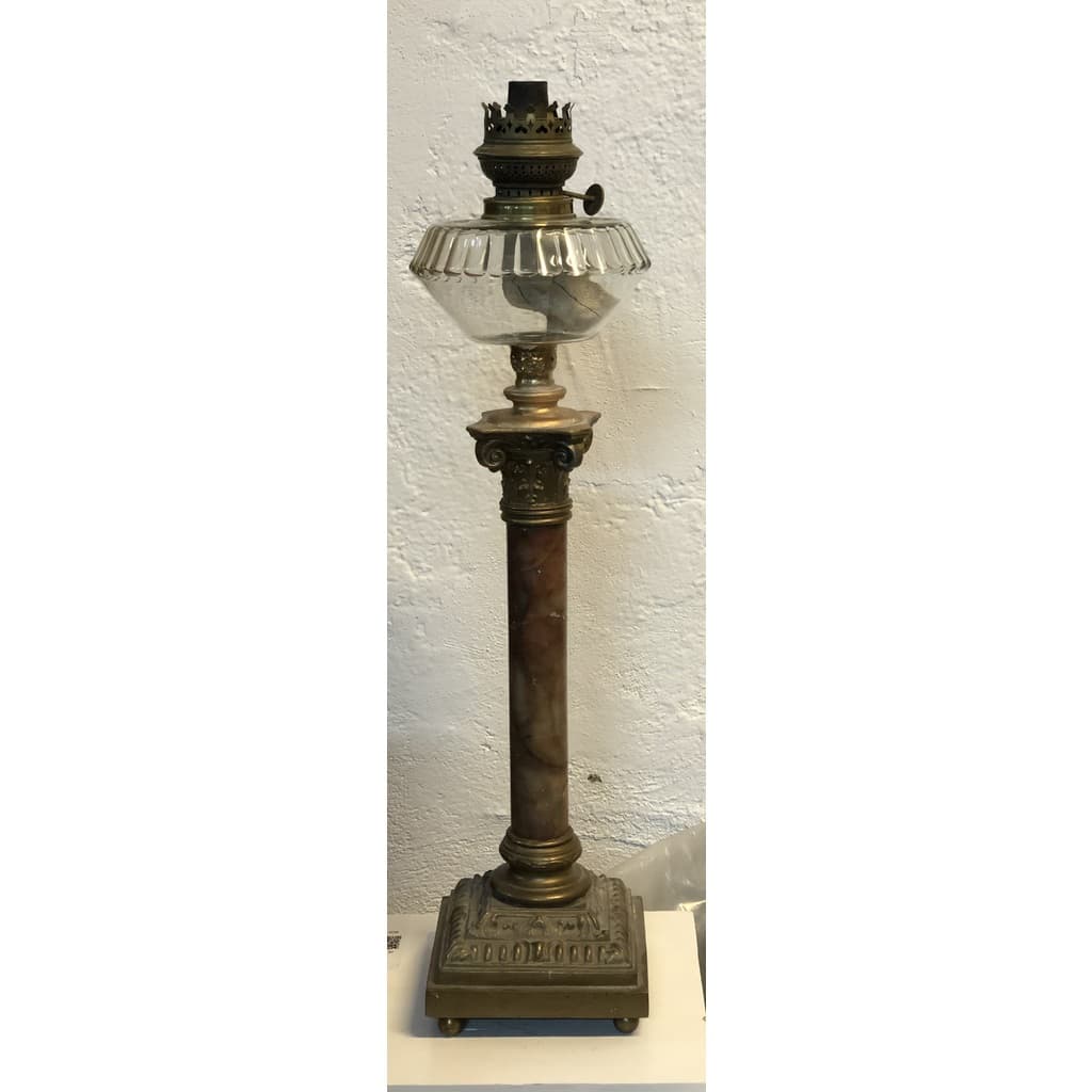 Vacker fotogenlampa med marmorben