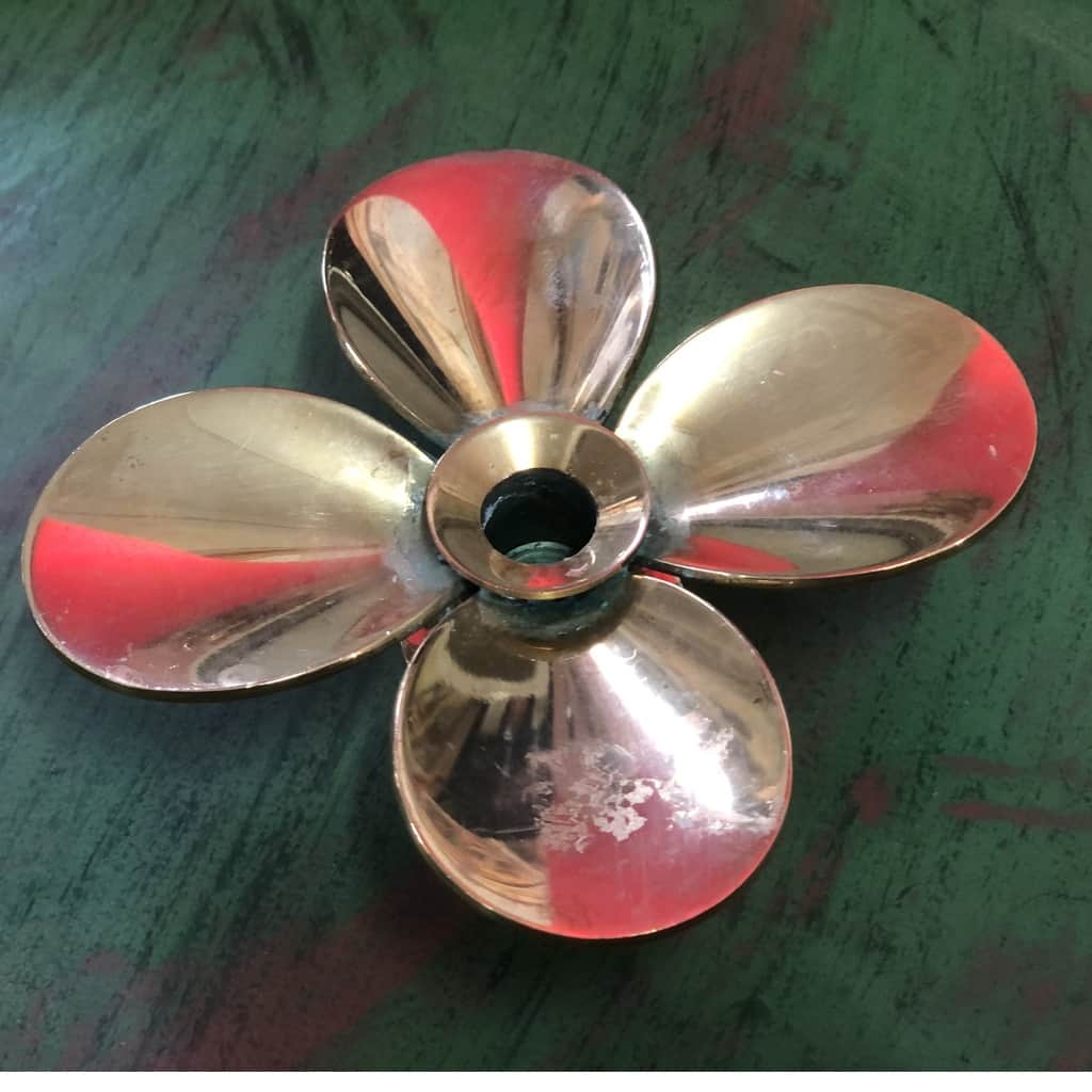 Ljusstaker i mässing. Pierre Forsell, "Fyr klöver" propeller – begagnad belysning hos ReFurn Lidingö