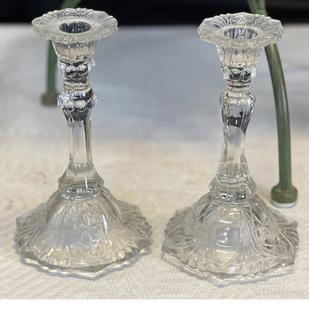 Två vackra ljusstakar i glas