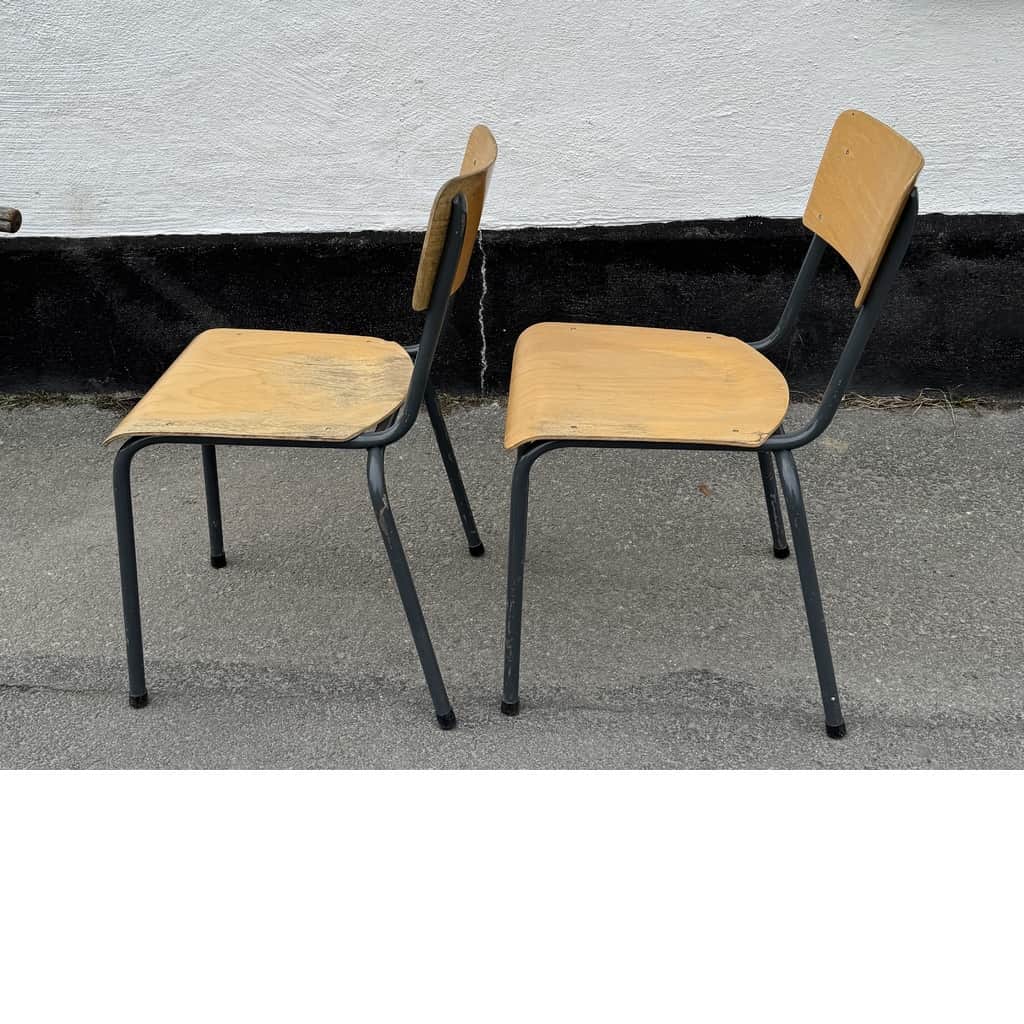 Ett par stapelbara stolar – begagnad bord & stolar hos ReFurn Lidingö