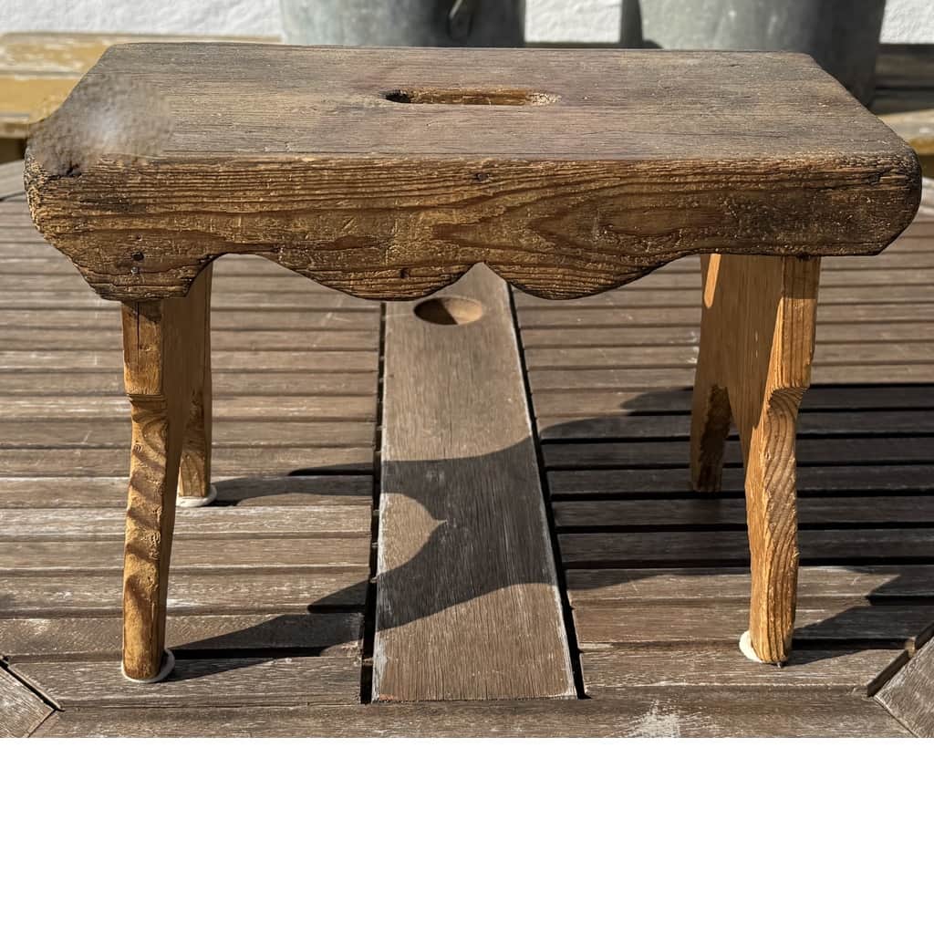Fin liten brun allmoge pall – begagnad bord & stolar hos ReFurn Lidingö