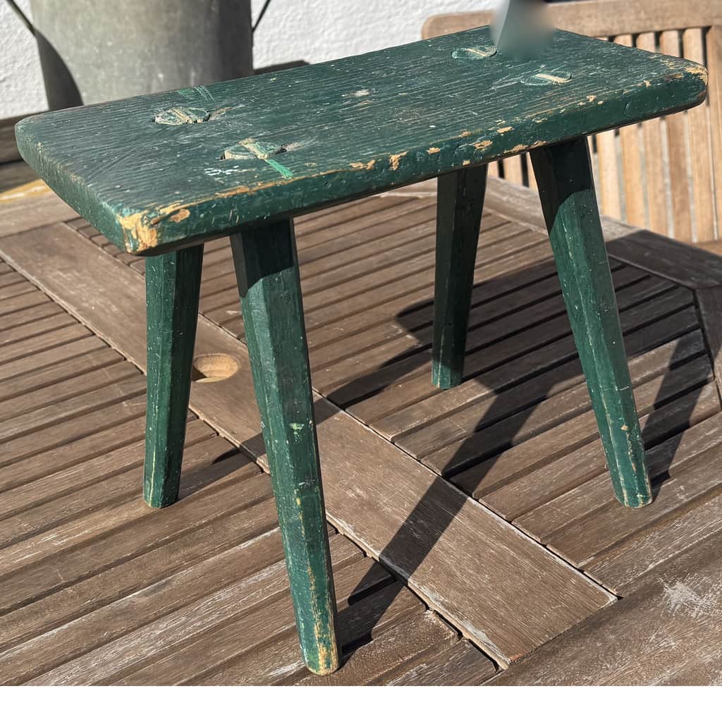 Vacker liten grön allmoge pall – begagnad bord & stolar hos ReFurn Lidingö