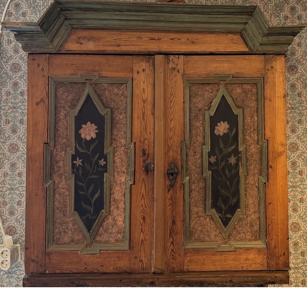 Vackert väggskåp barock, 1700 tal Rättvik