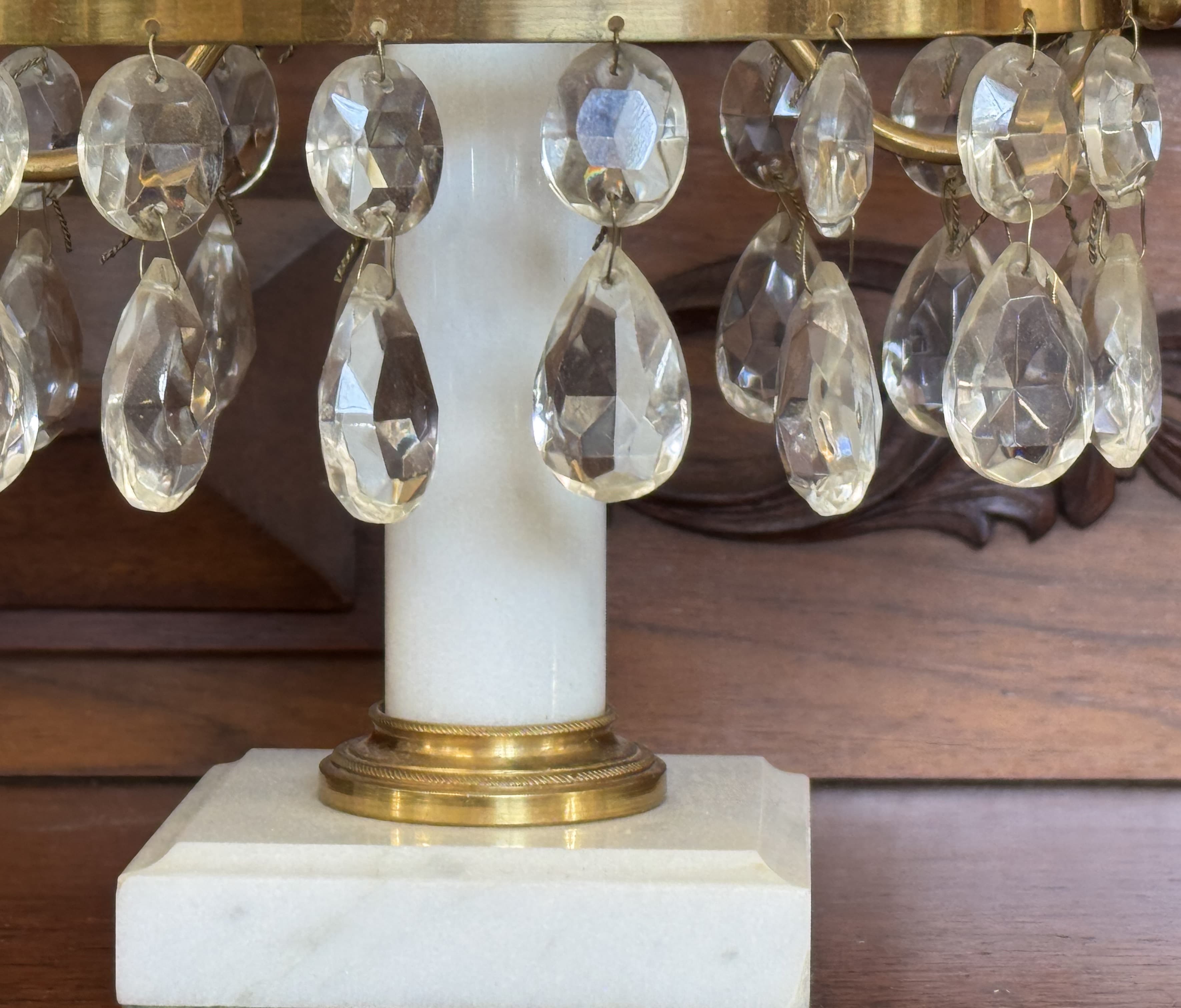 Ett par lystrar, marmor, mässing och kristall