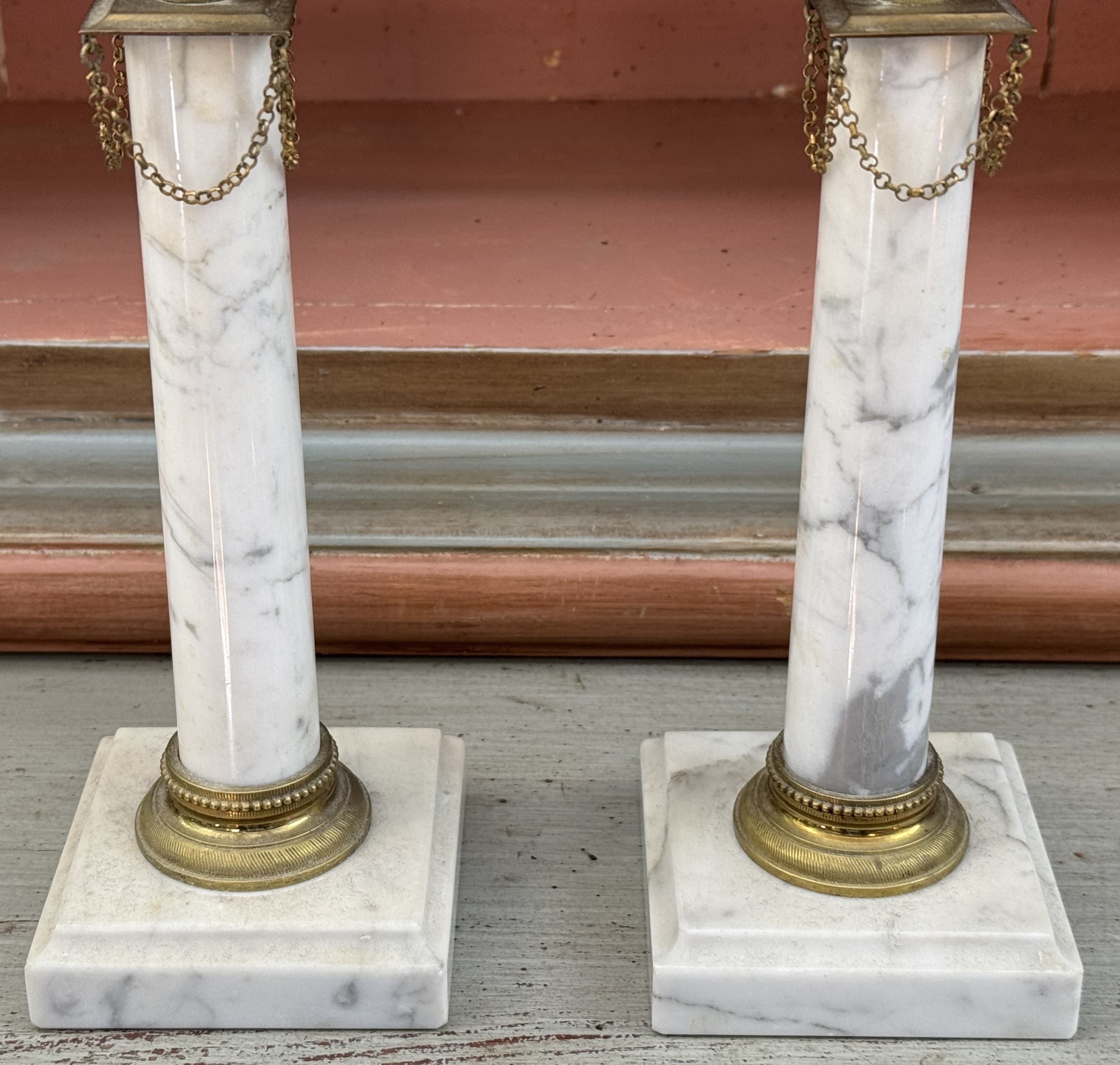 Ett par ljusstakar i sengustaviansk stil