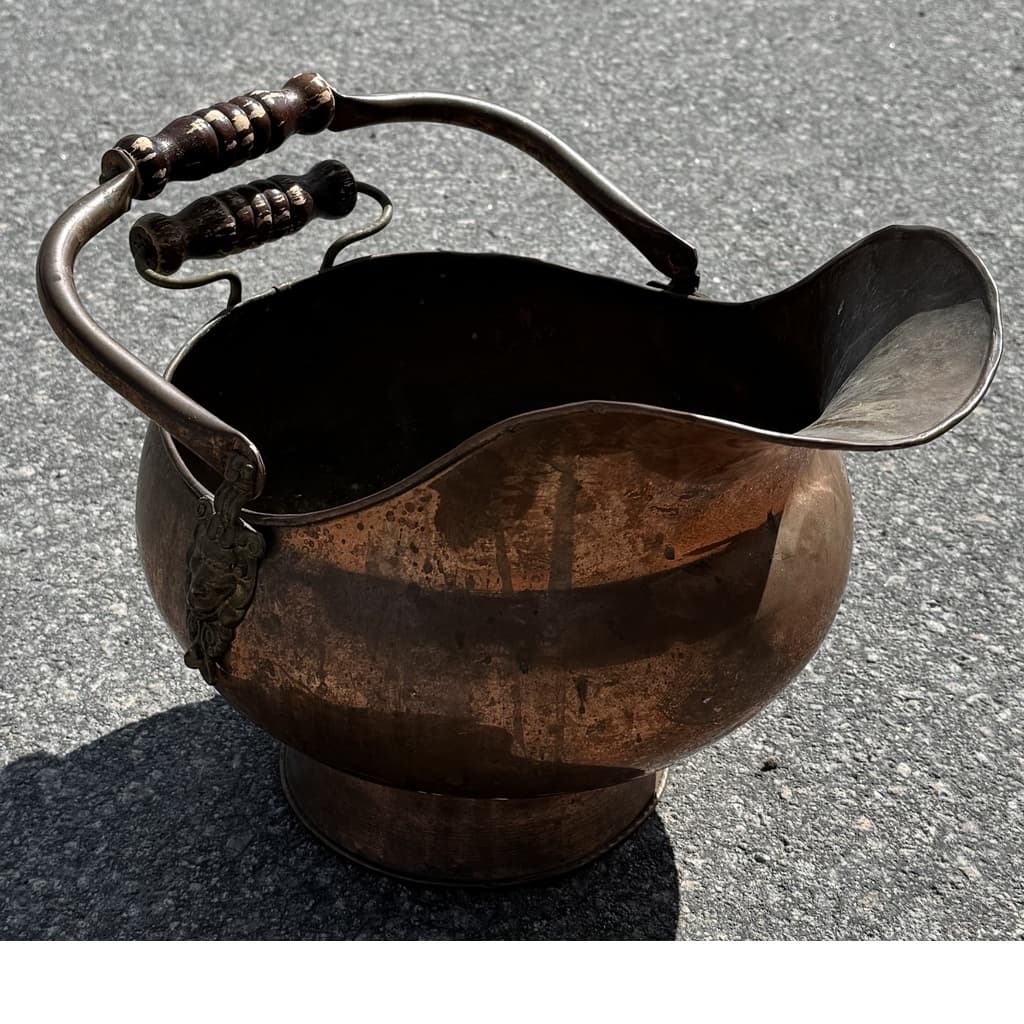 Härlig kolhämtare med trä-handtag