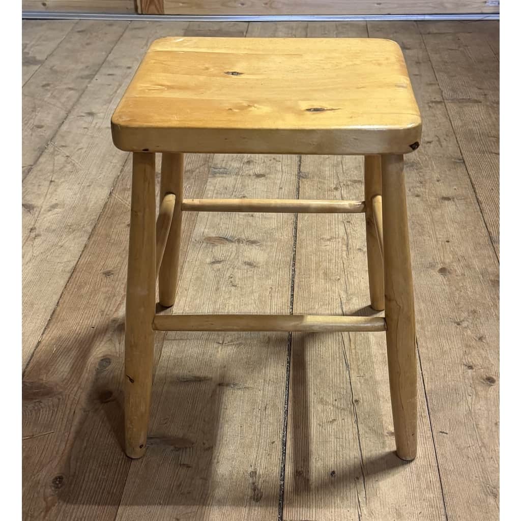 Fin träpall – begagnad bord & stolar hos ReFurn Lidingö