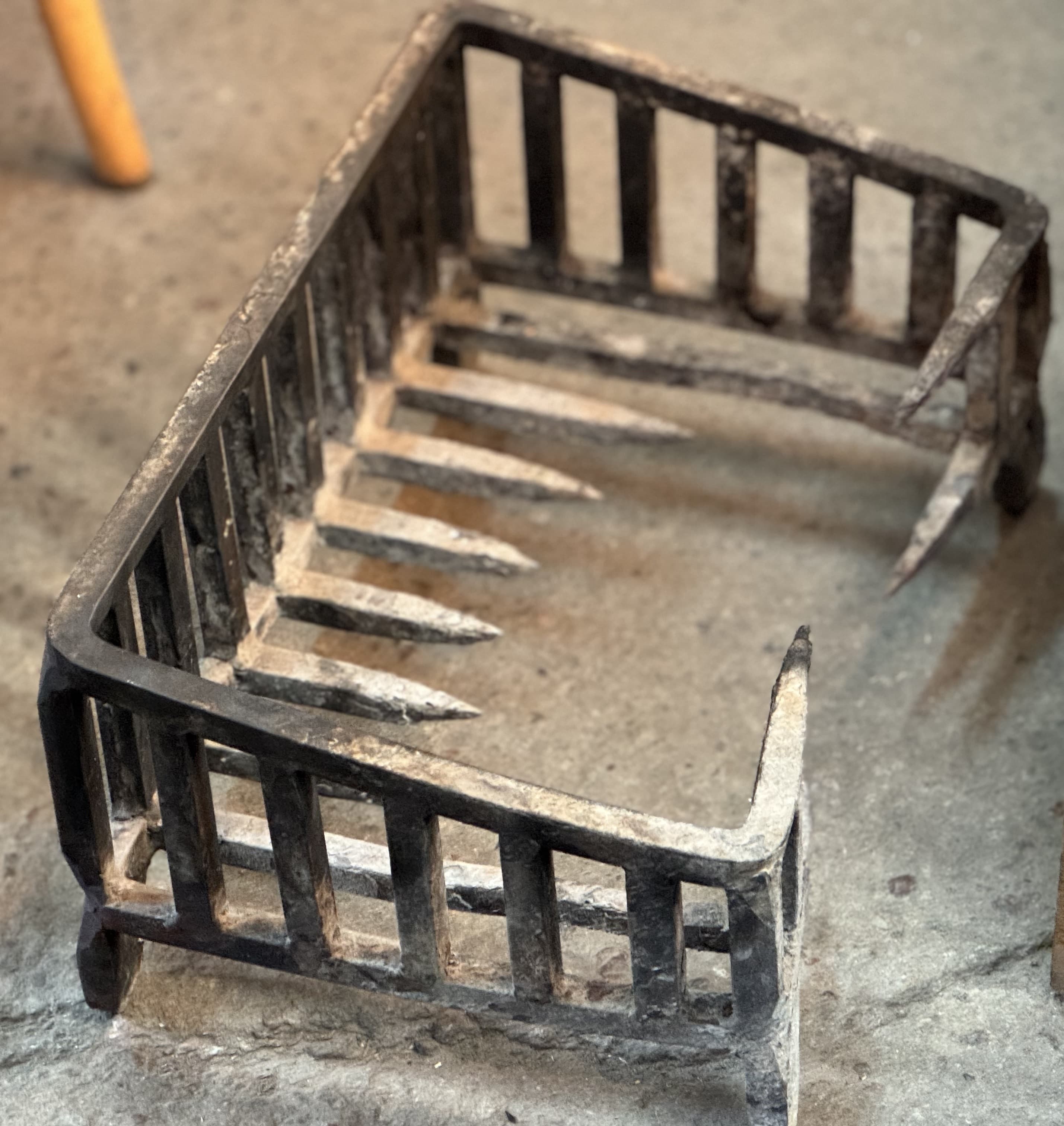 Fin äldre eldkorg / eldhund gjutjärn