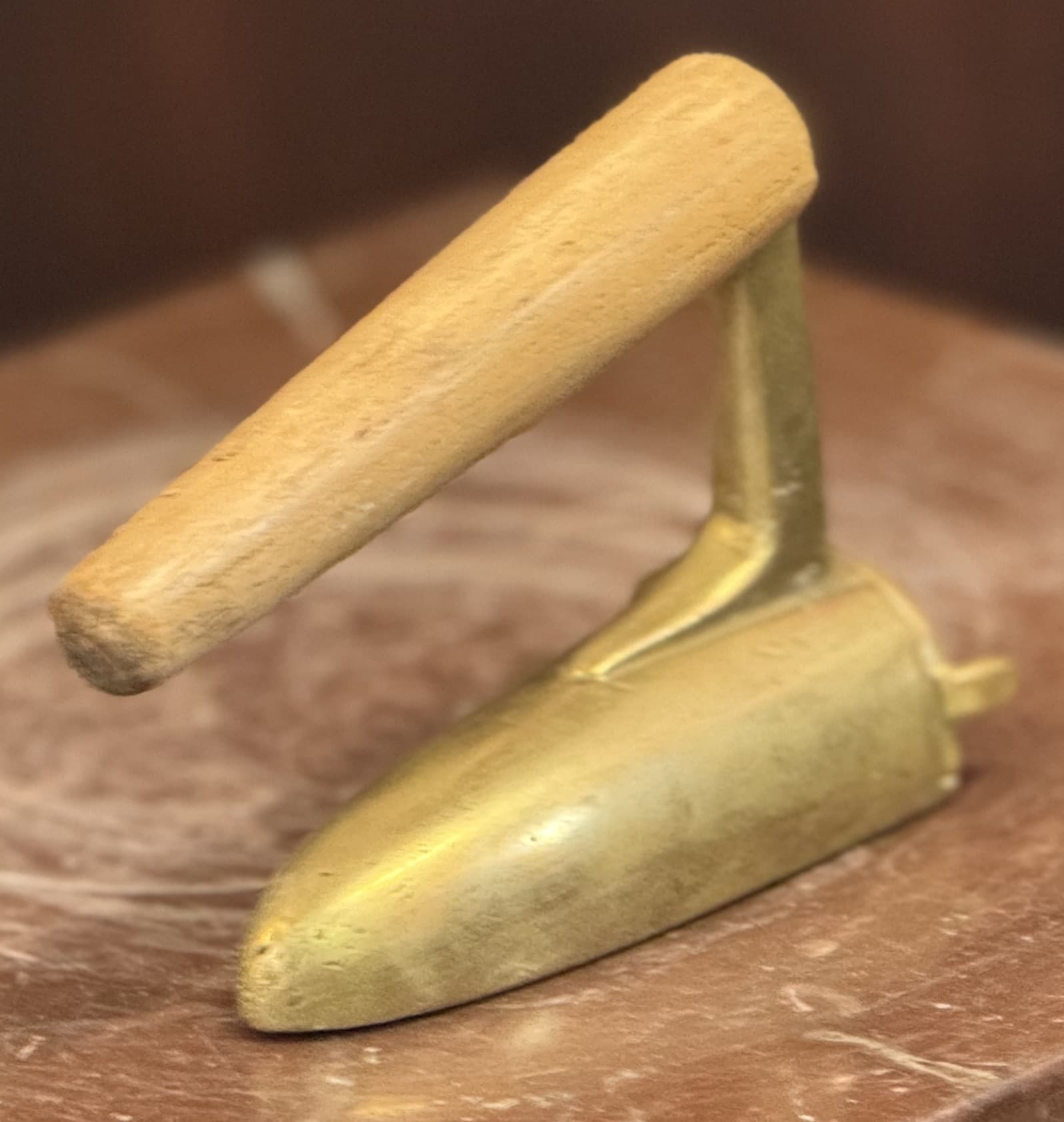 Litet läckert strykjärn i mässing