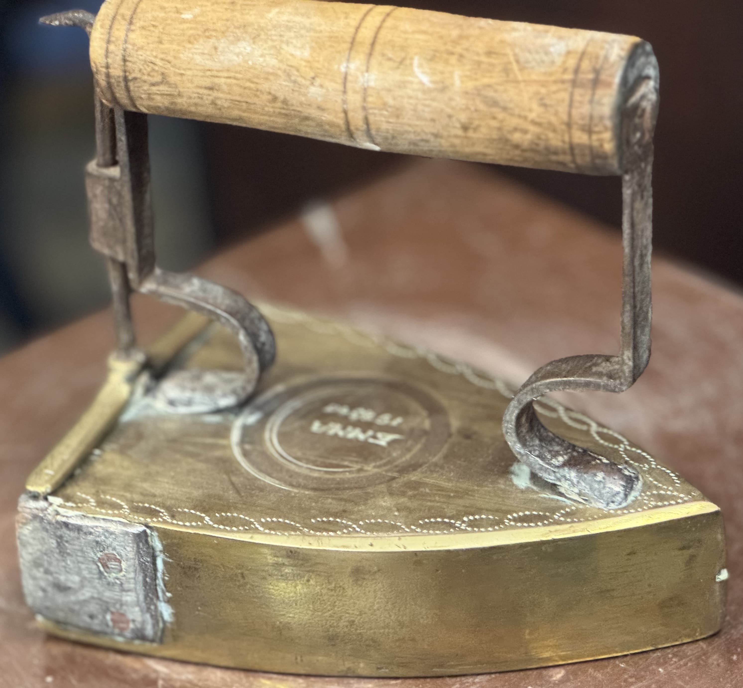 Läckert strykjärn i mässing