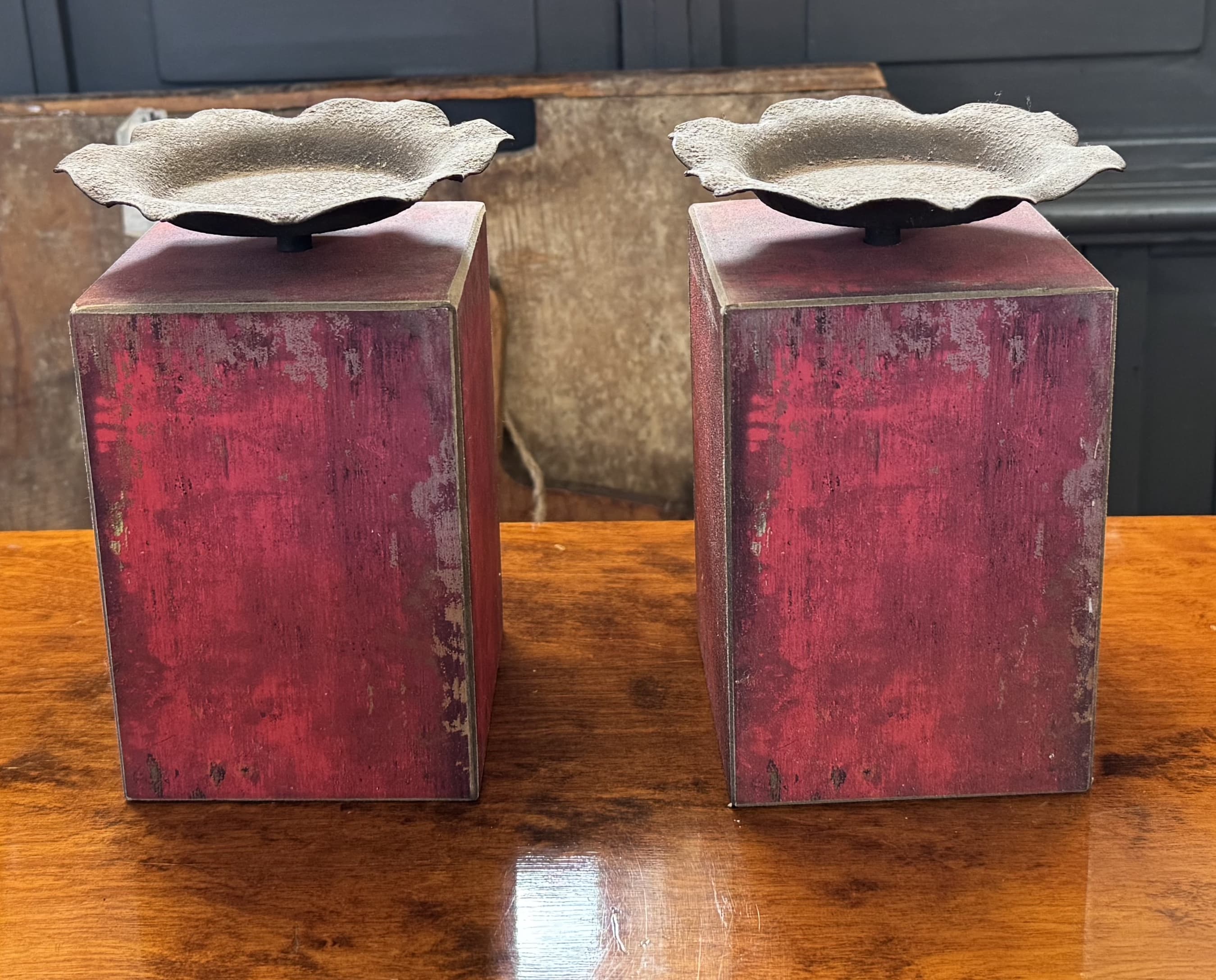 Ett par ljusstakar trä och metall