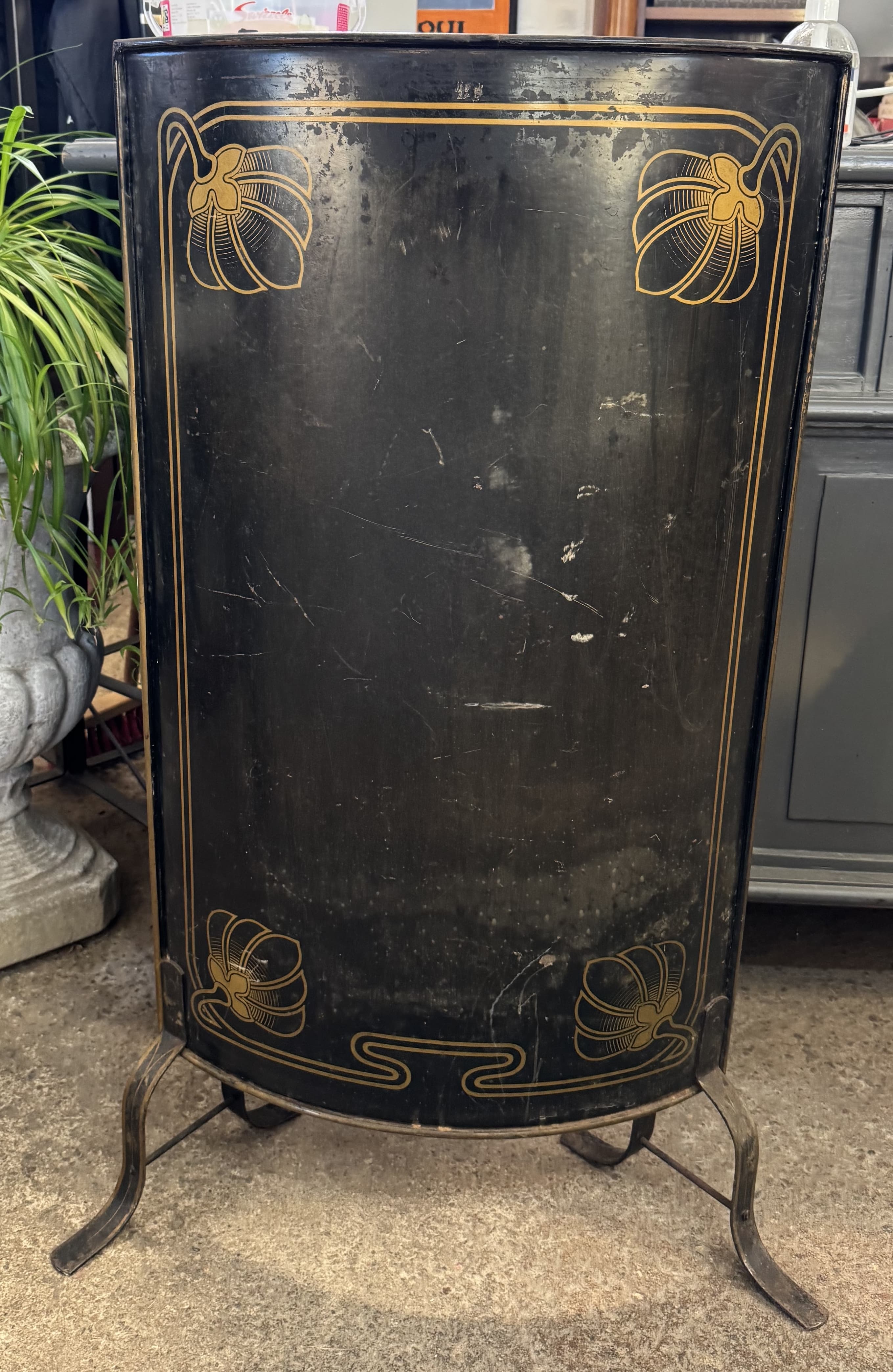 Härlig brasskärm på ben