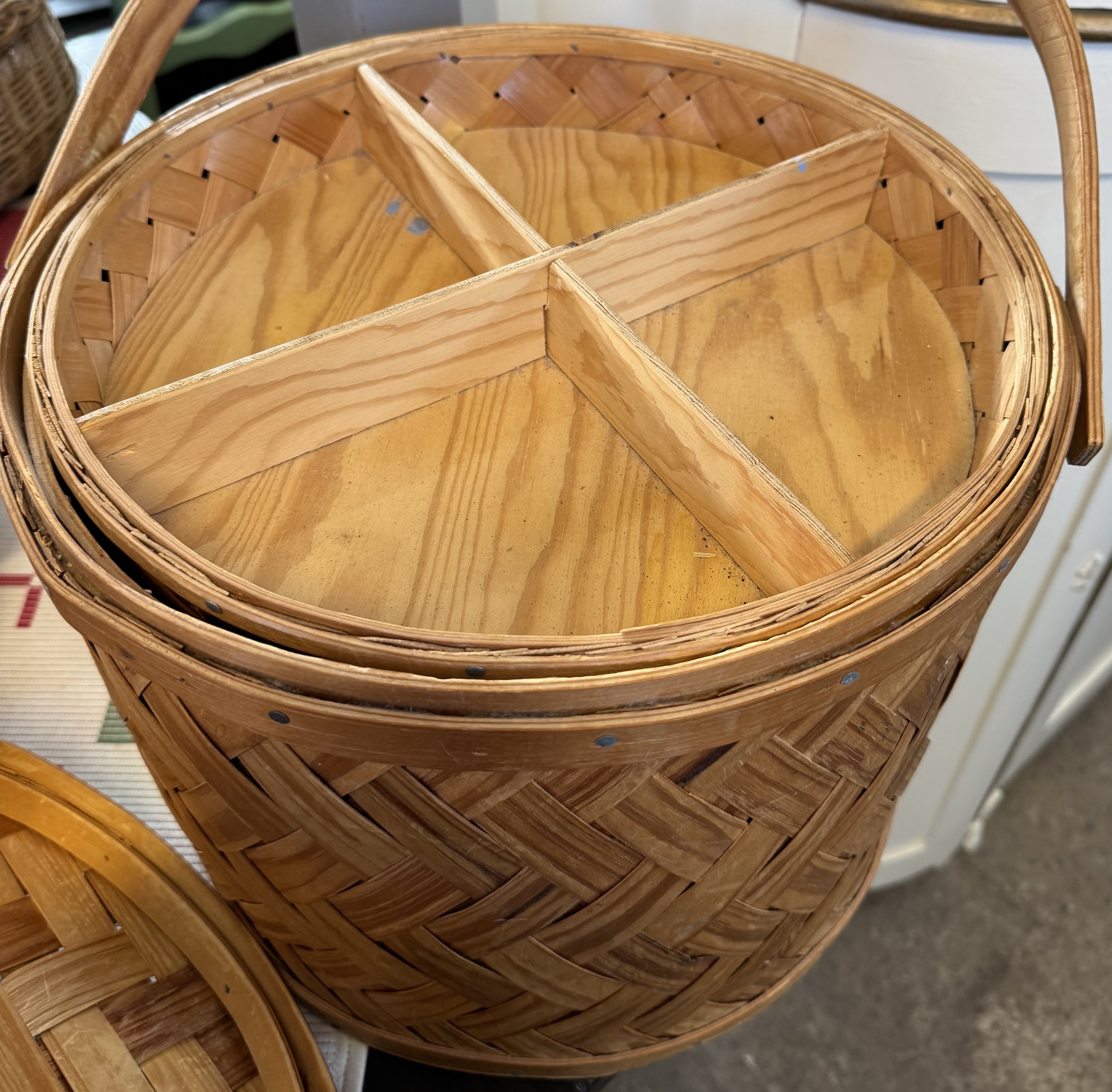 Fin näverkorg med lock