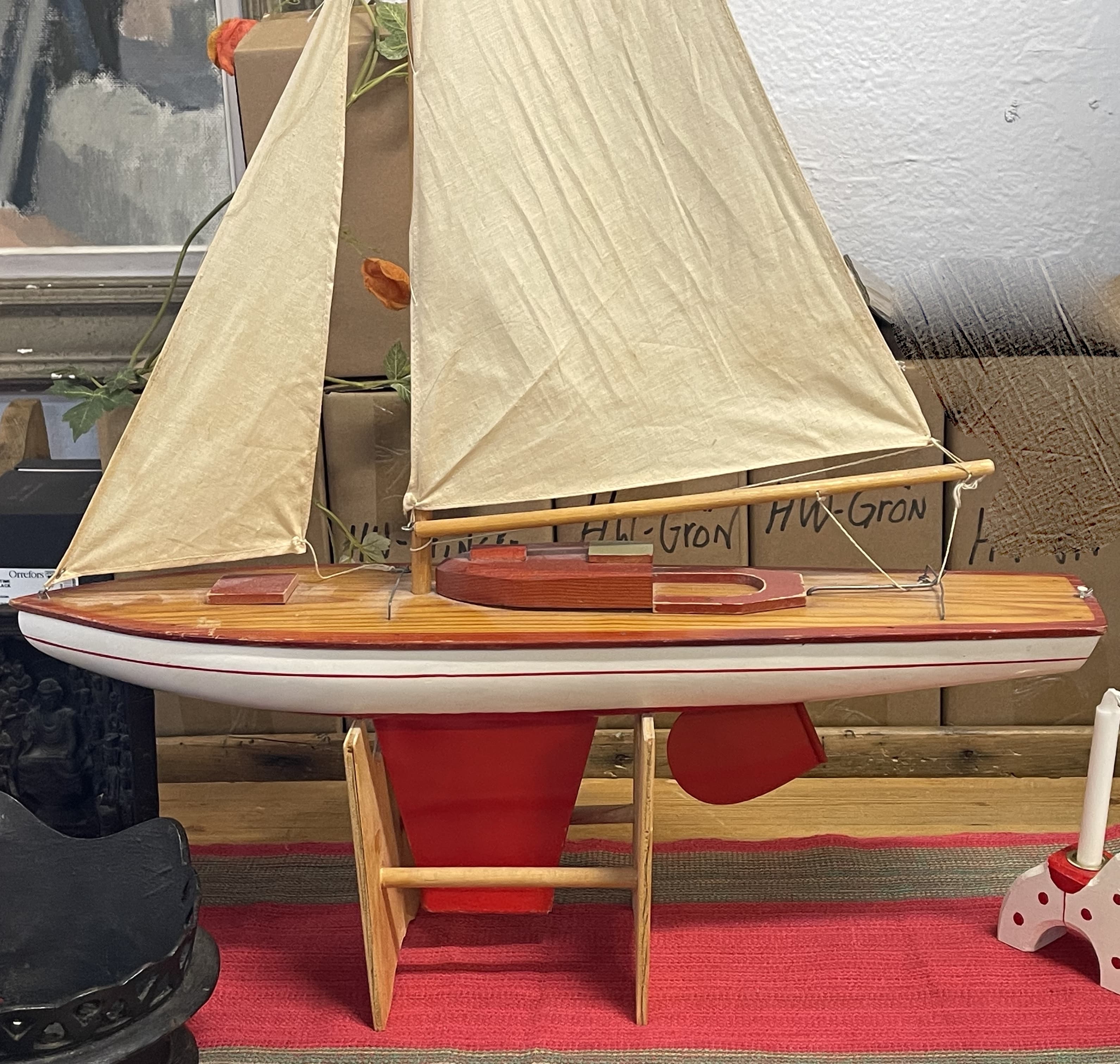 Vacker segelbåt på ställning