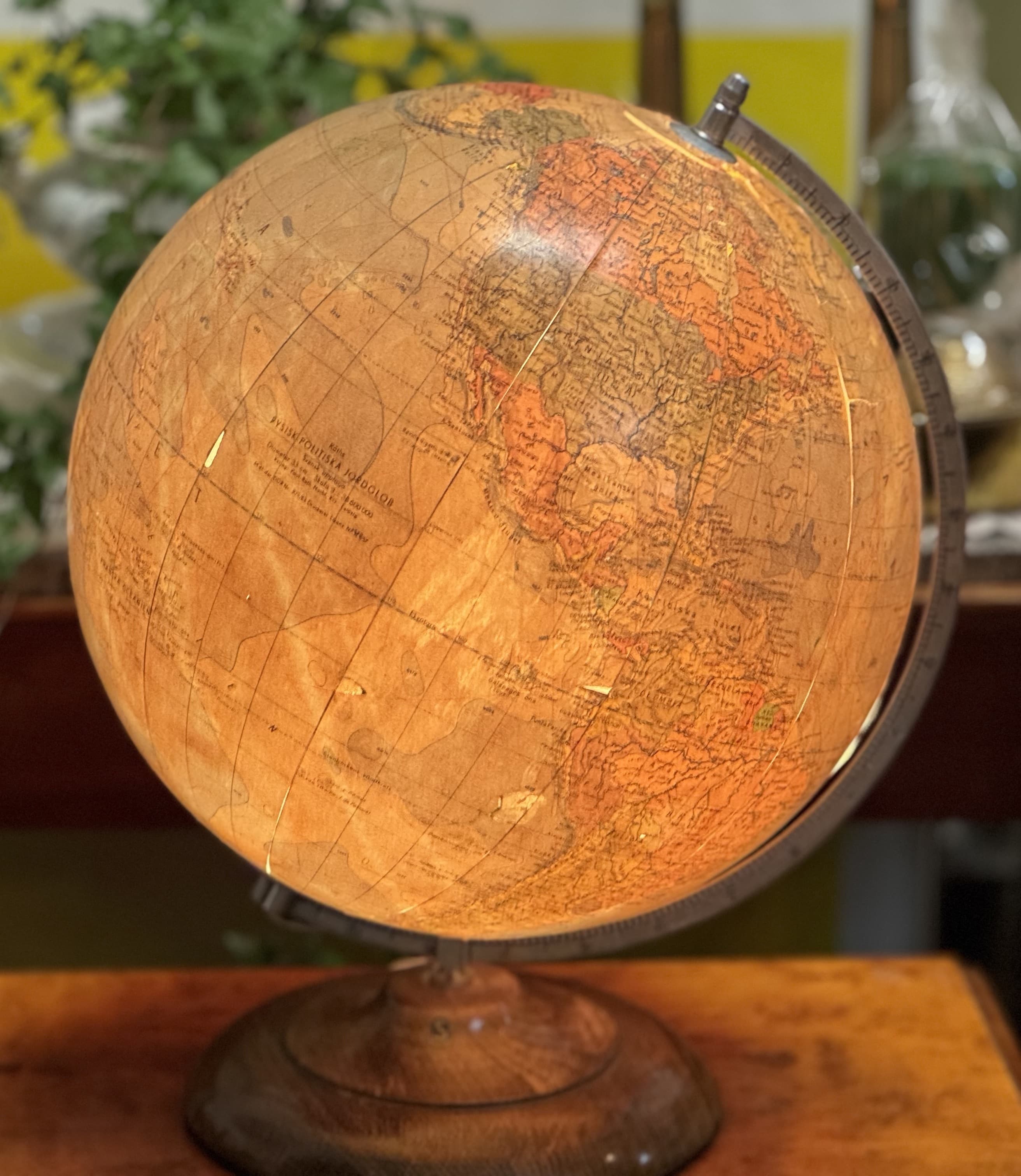 Äldre jordglob med belysning