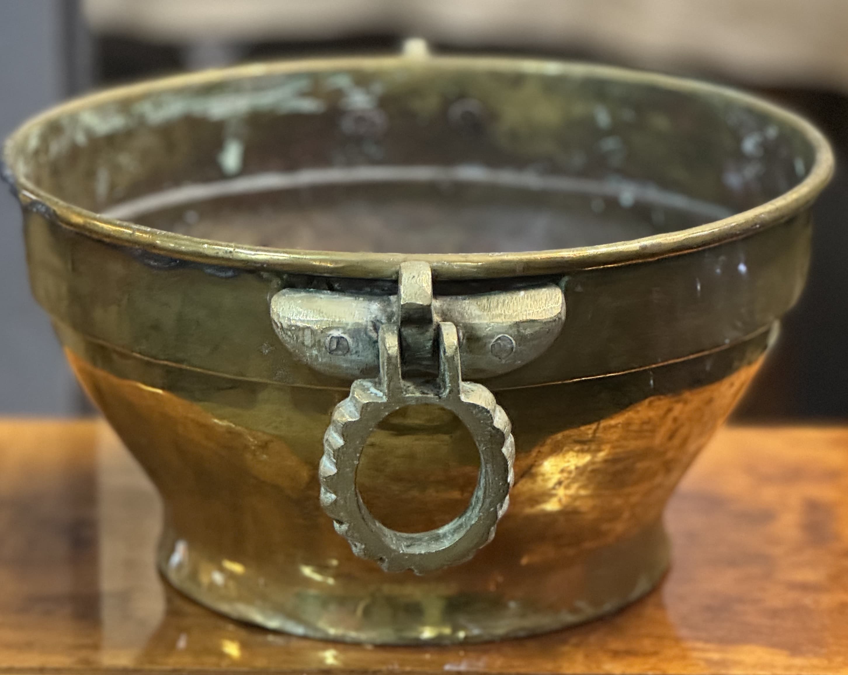 Härlig mässings bunke med handtag