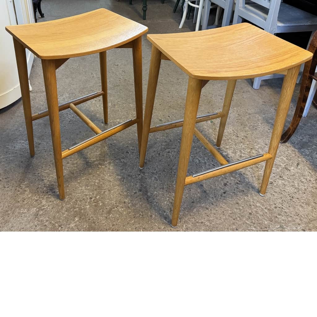 Två härliga pallar, Jonas Lindwal, "Oak" – begagnad bord & stolar hos ReFurn Lidingö