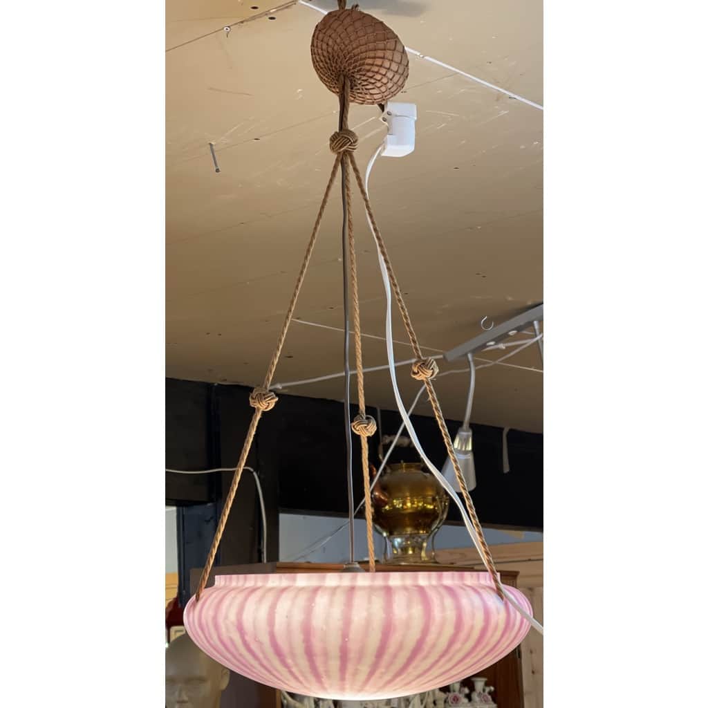 Vacker taklampa i porslin, 1930-40 tal – begagnad belysning hos ReFurn Lidingö