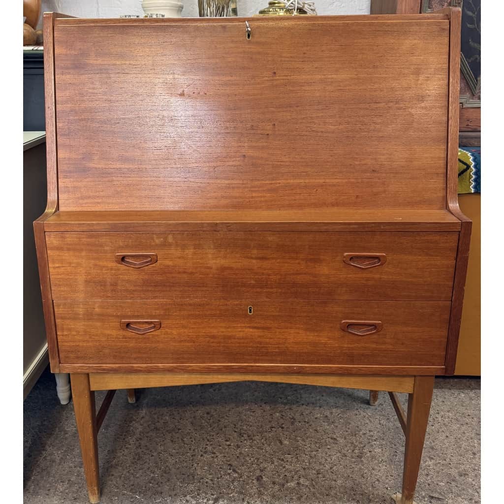 Läcker sekretär i teak, Arne Wahl Iversen, Danmark – begagnad hyllor & förvaring hos ReFurn Lidingö