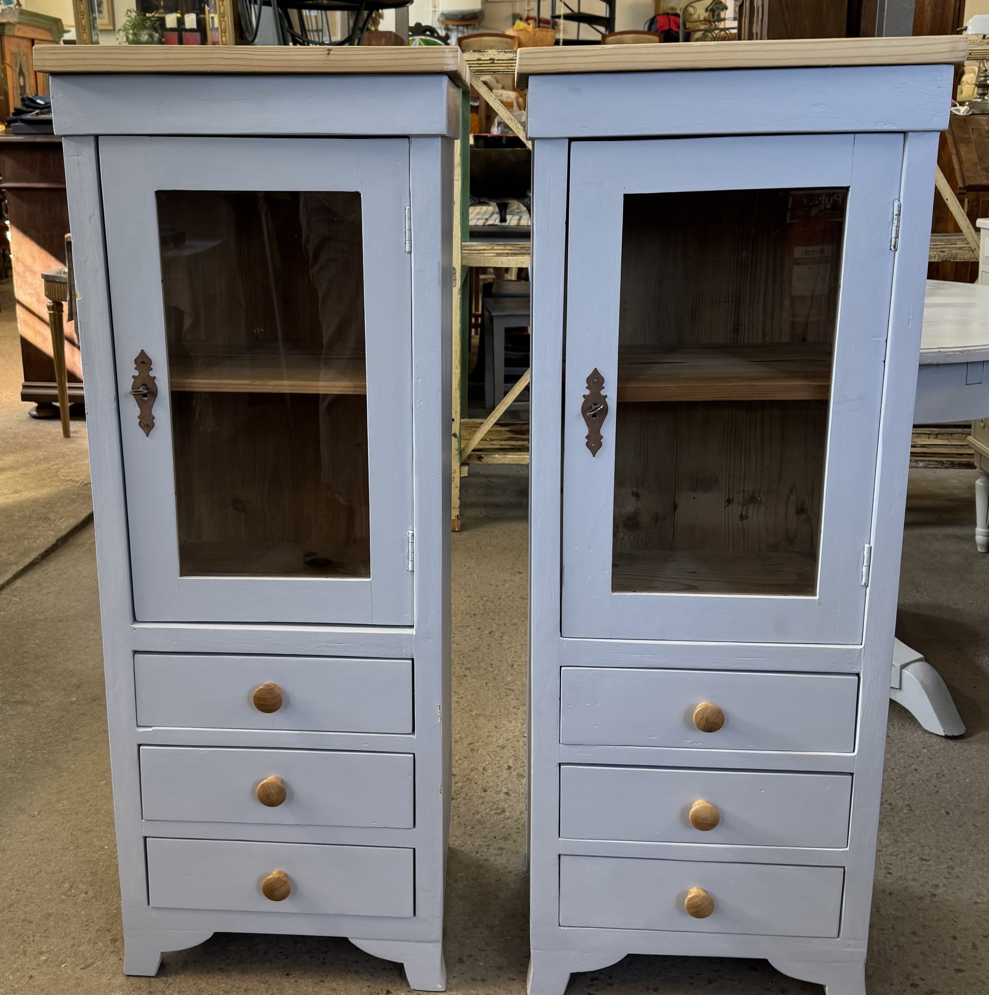 Ett par fina höga sängbord