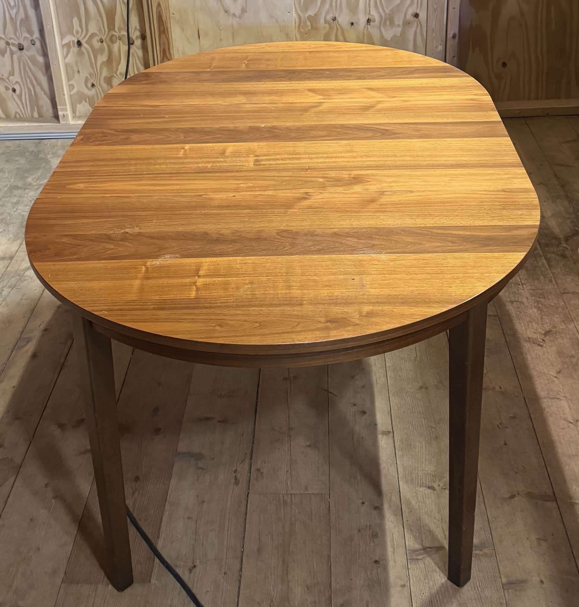 Vackert runt matbord med en iläggsskiva