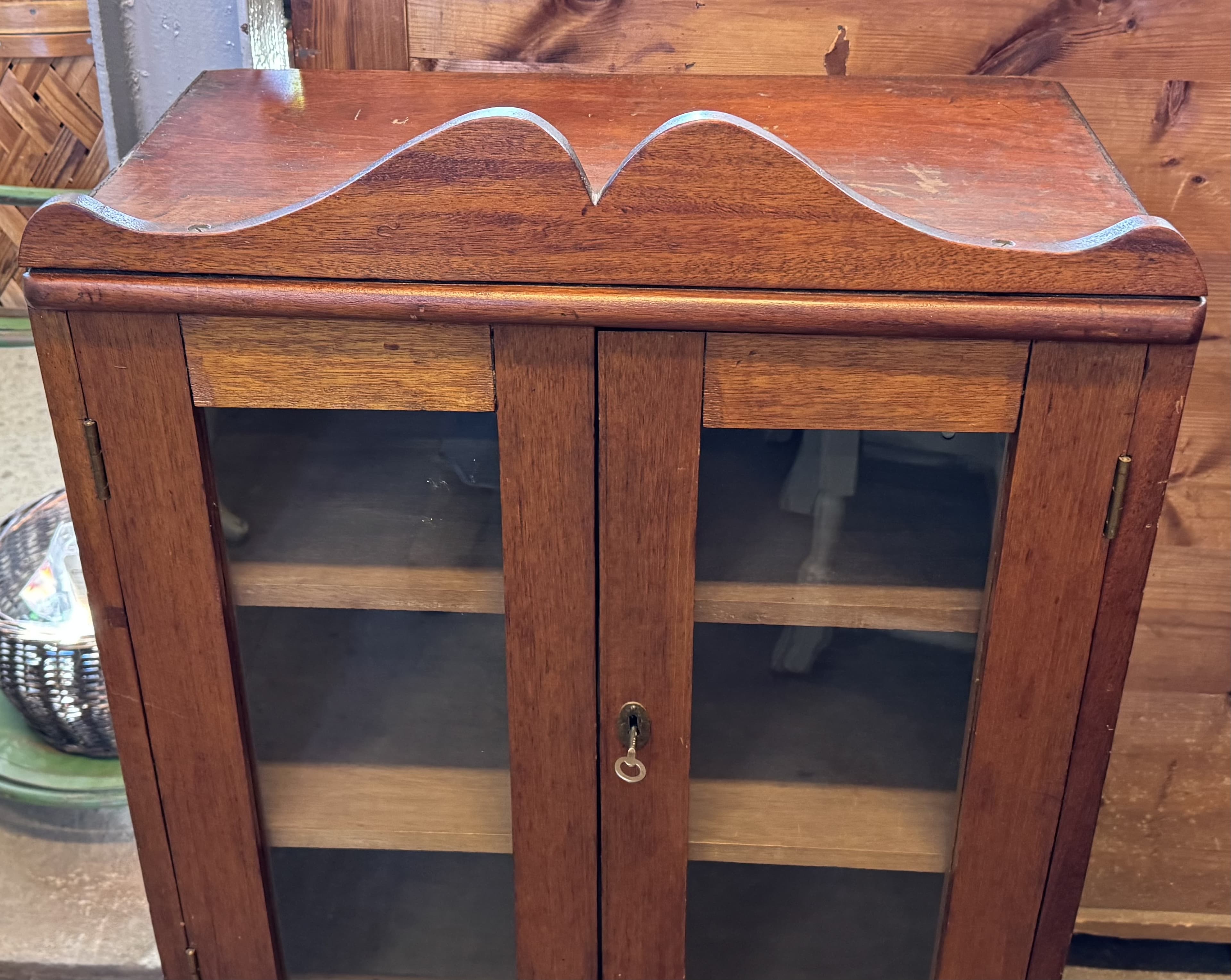 Fint mindre vitrinskåp