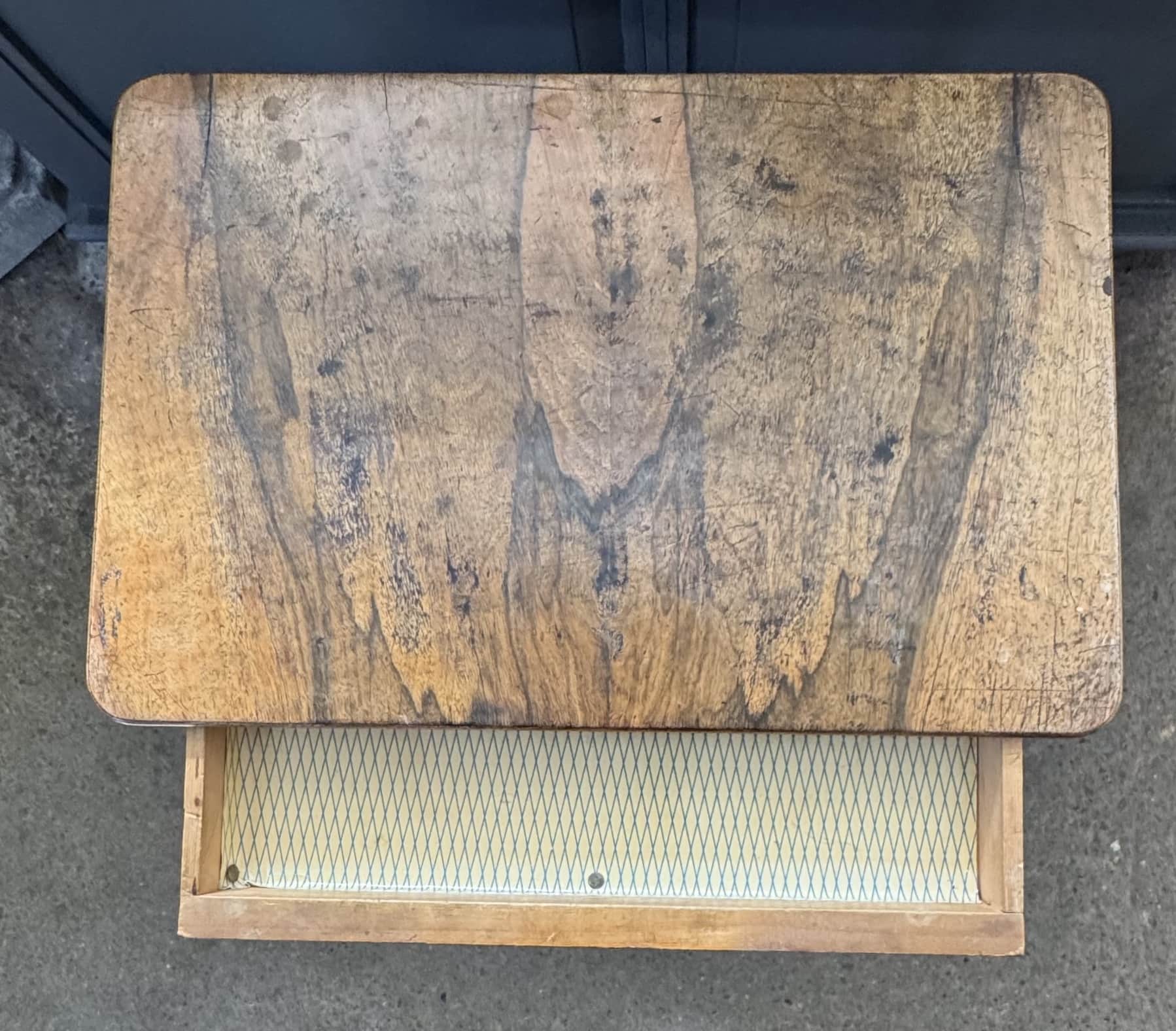 Sidobord med låda, hyllor och hjul, 1800 tal