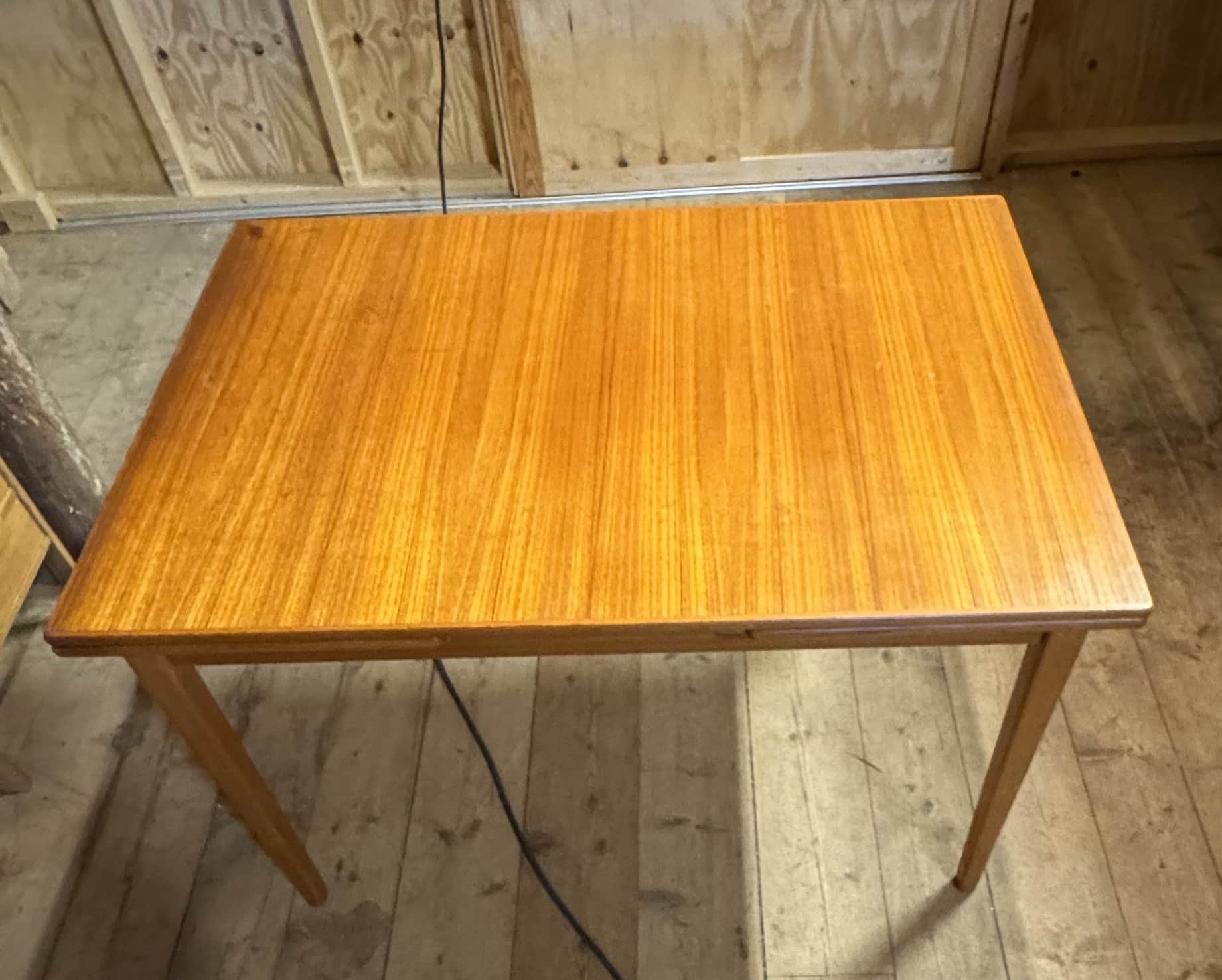 Härligt matbord i teak med utdragbara skivor