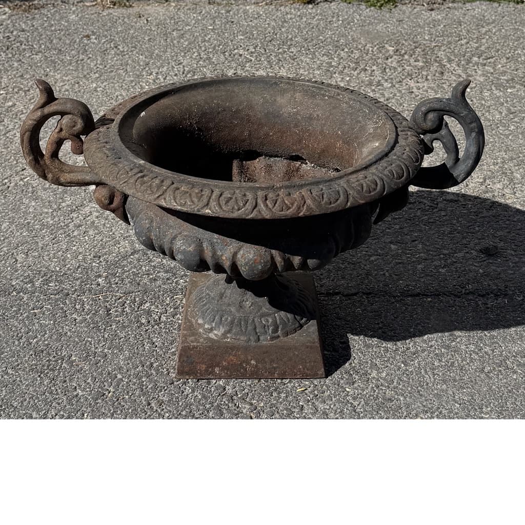 Ett par trädgårdsurnor i gjutjärn, 1800-tal