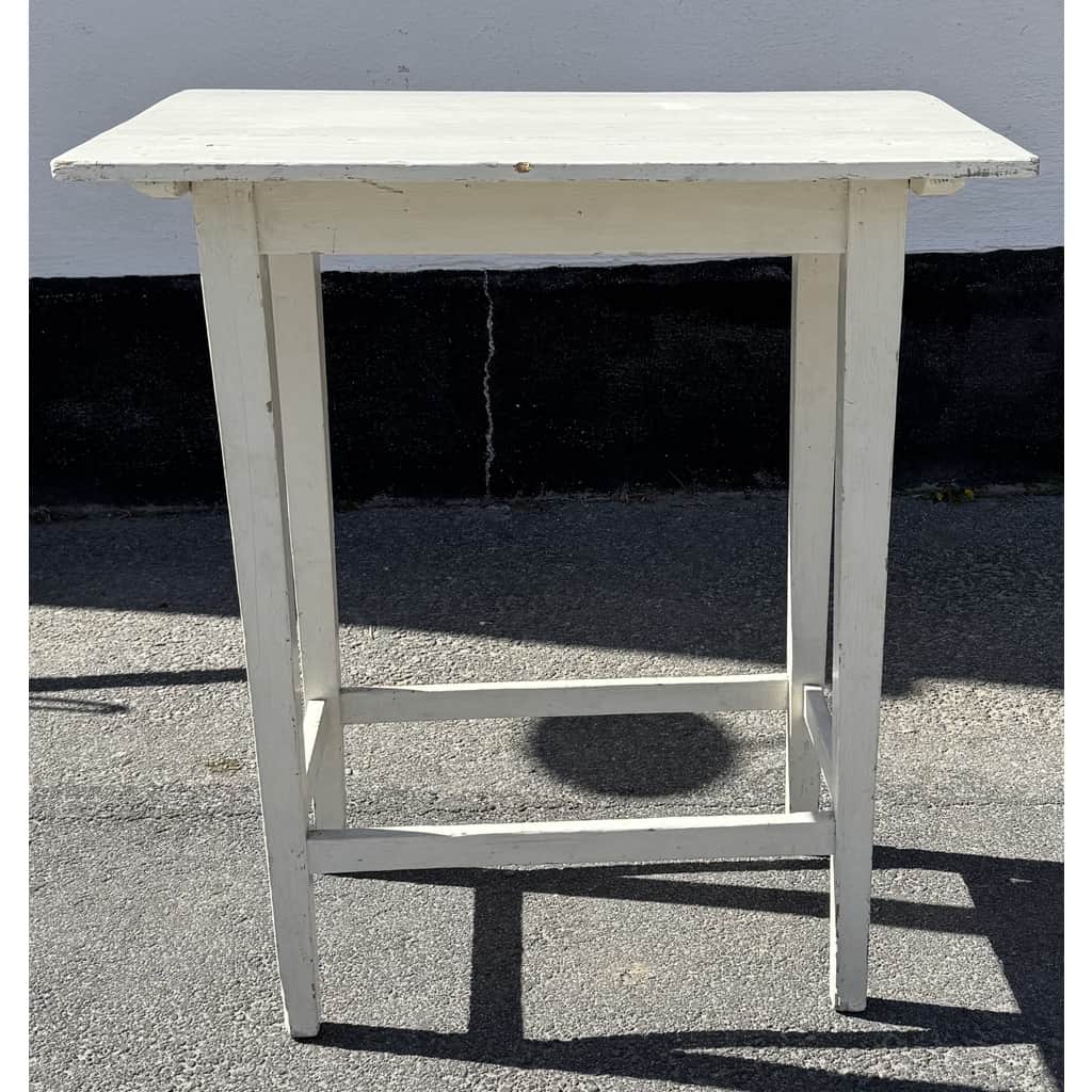 Högt vitt bord – begagnad bord & stolar hos ReFurn Lidingö